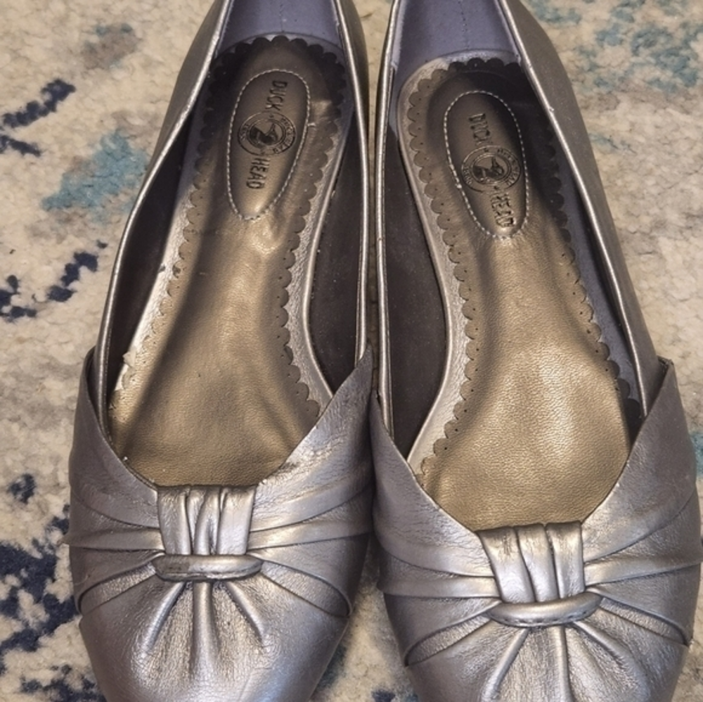 Womens 7.5 Duck Head Silver Flats